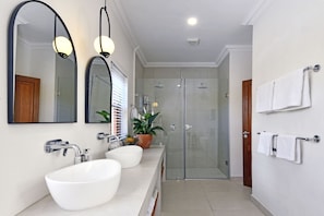 Romantic Cottage | Bathroom | Separate tub and shower, deep soaking tub, rainfall showerhead