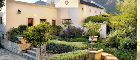 Romantic Cottage | Garden view