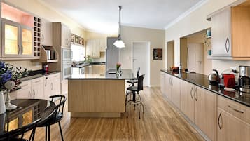 Luxury Villa, 3 Yatak Odası, Havuz Kullanımı, Dağ Manzaralı | Özel mutfak | Tam boy buzdolabı, mikrodalga fırın, set üstü ocak