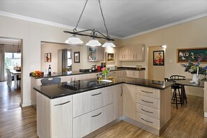 Luxury Villa, 3 Bedrooms, Pool Access, Mountain View | Private kitchen