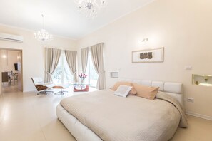 3 chambres, coffres-forts dans les chambres, fer et planche à repasser