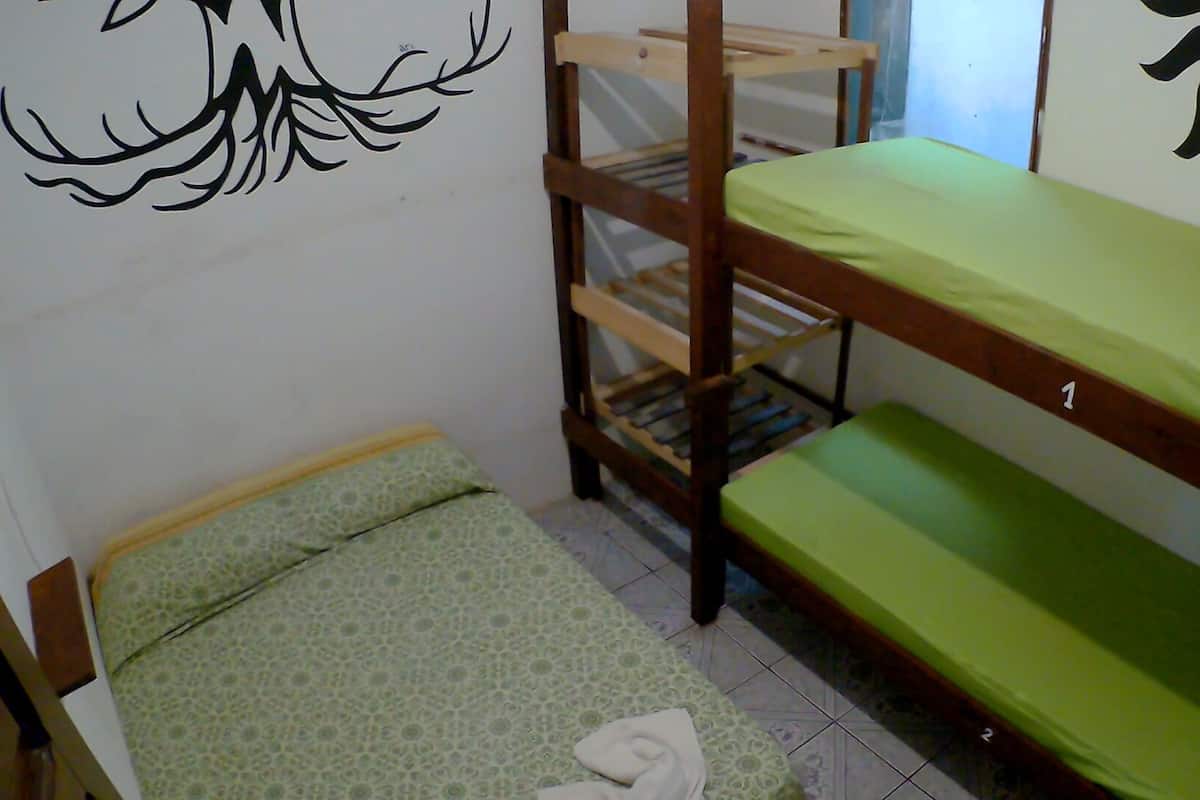 Basic Dört Kişilik Oda, 1 Yatak Odası | Ücretsiz kablosuz İnternet, çarşaf takımı