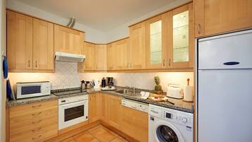 Køleskab, mikrobølgeovn, ovn, kogeplade