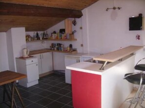 Cafetera y tetera, refrigerador, microondas y horno
