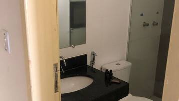 Luxe kamer, uitzicht op het strand | Badkamer | Een douche, gratis toiletartikelen, een haardroger, handdoeken