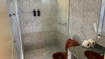 Quarto luxo, vista para a piscina | Banheiro | Chuveiro, produtos de toalete grátis, secador de cabelo
