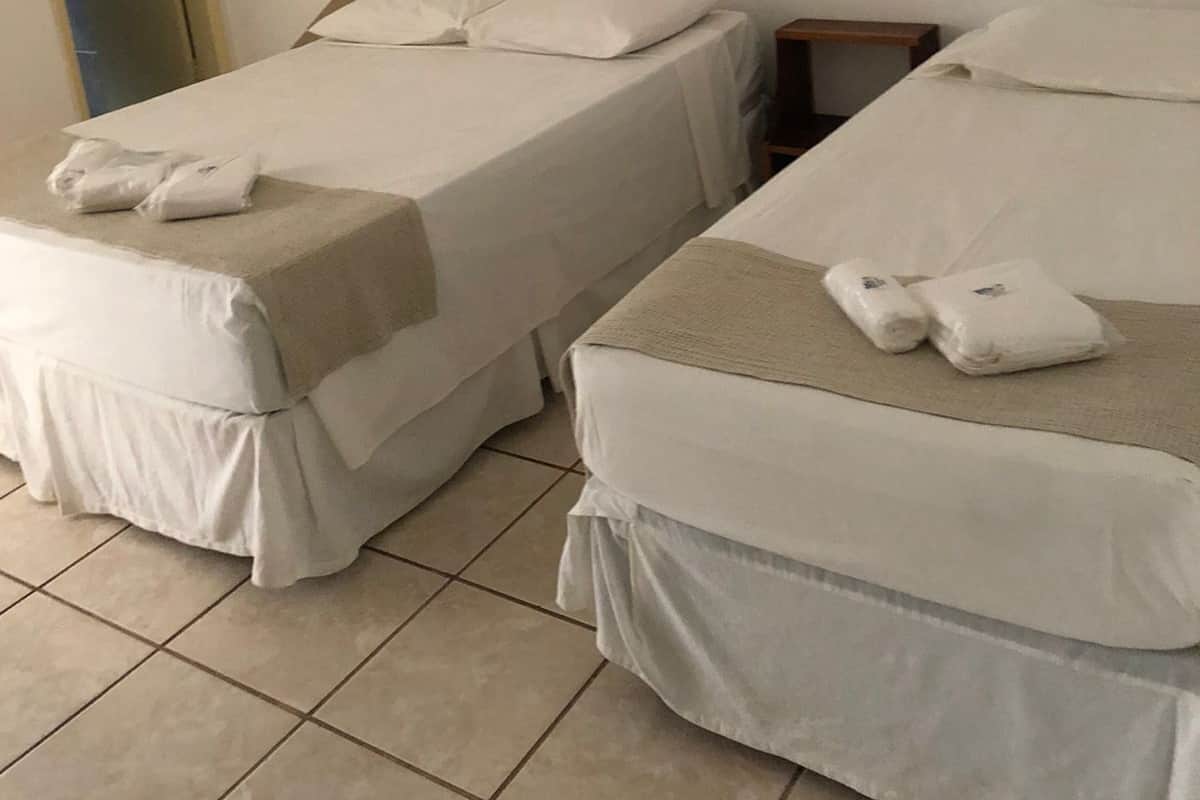 Minibar, tabla de planchar con plancha, wifi gratis y ropa de cama