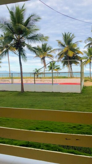 Luxe kamer, uitzicht op het strand | Tennisbaan