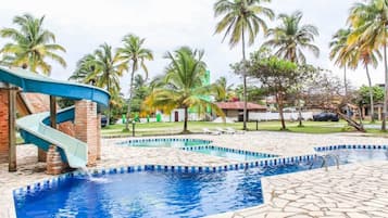 4 piscinas al aire libre, sillones reclinables de piscina