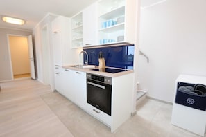 Refrigerador, horno, lavavajillas y cafetera y tetera