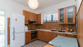 Geladeira, fogão, cooktop, cafeteira/chaleira