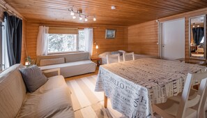 Cabana tradicional, sauna seca, vista para a praia | Área de estar | TV de tela plana