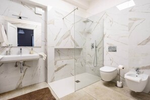Combined shower/tub, hair dryer, towels