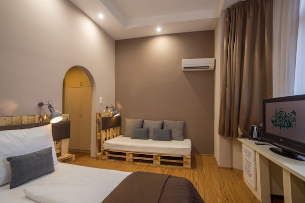 Kamar Triple Superior | Seprai premium, brankas, dan dilengkapi dengan perabotan berbeda-beda