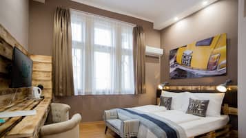 Ropa de cama de alta calidad y caja de seguridad en la habitación