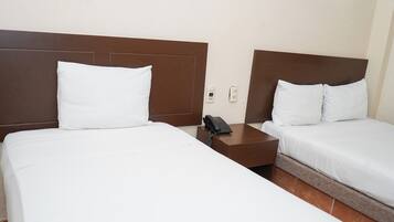 Standaard kamer, 2 tweepersoonsbedden | Badkamer | Een douche, handdoeken