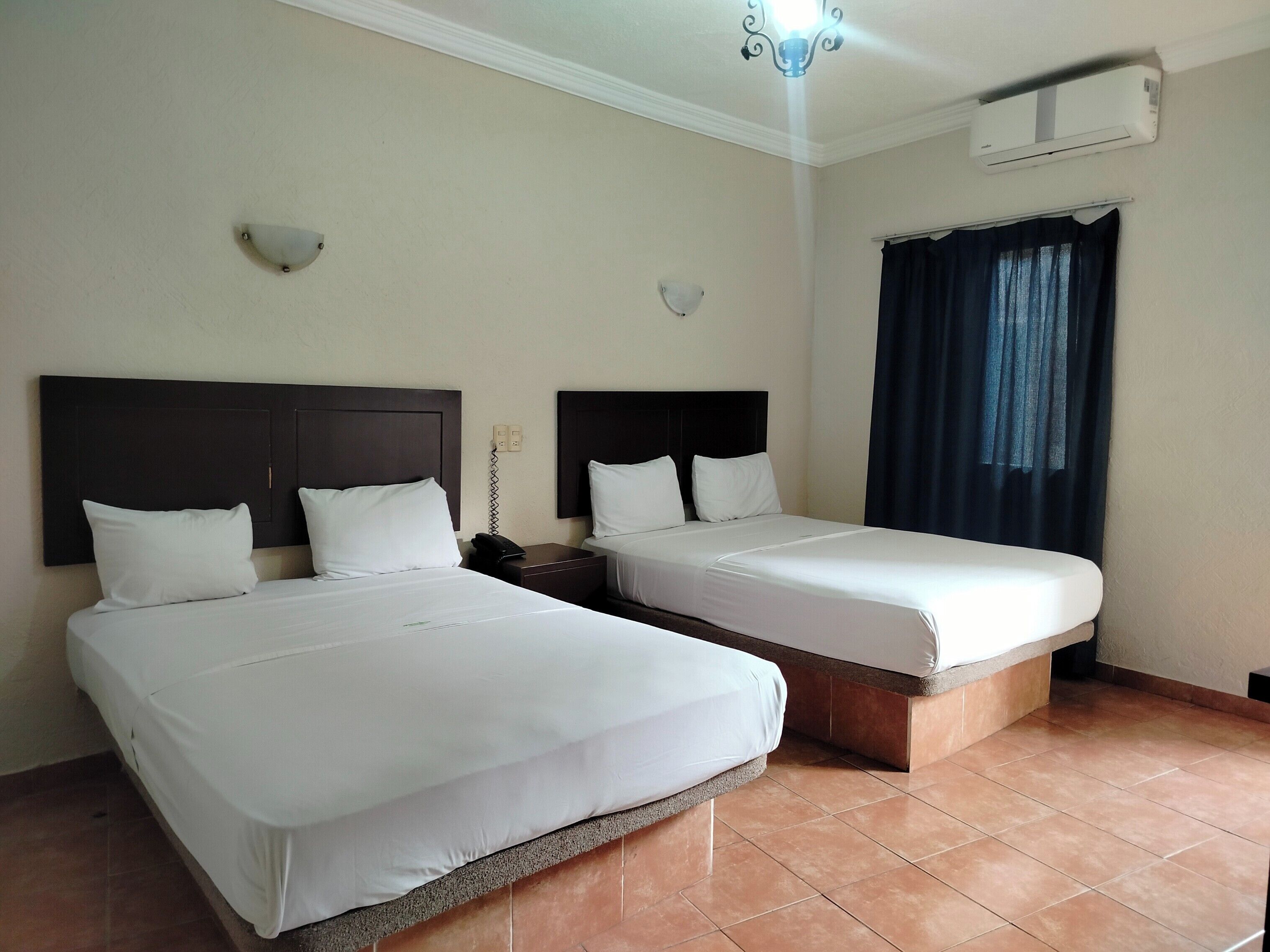 Habitación triple estándar, varias camas | Escritorio, wifi gratis y ropa de cama 