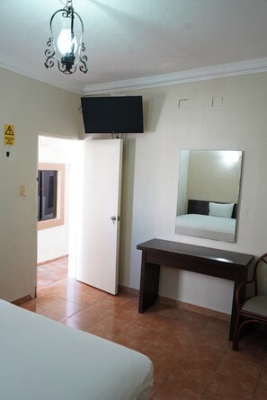 Habitación doble superior, 1 cama King size | Escritorio, insonorización, wifi gratis y ropa de cama 