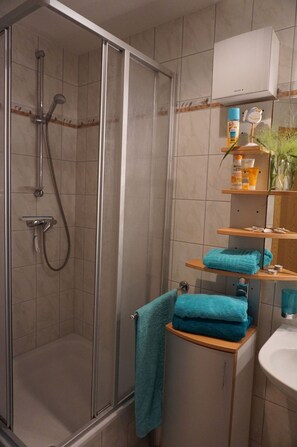 Douche, sèche-cheveux, serviettes fournies, savon