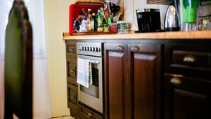 Family House, 5 Bedrooms | Private kitchen | Coffee/tea maker, fridge, microwave, oven - Villa Carpe Diem (Siófok)