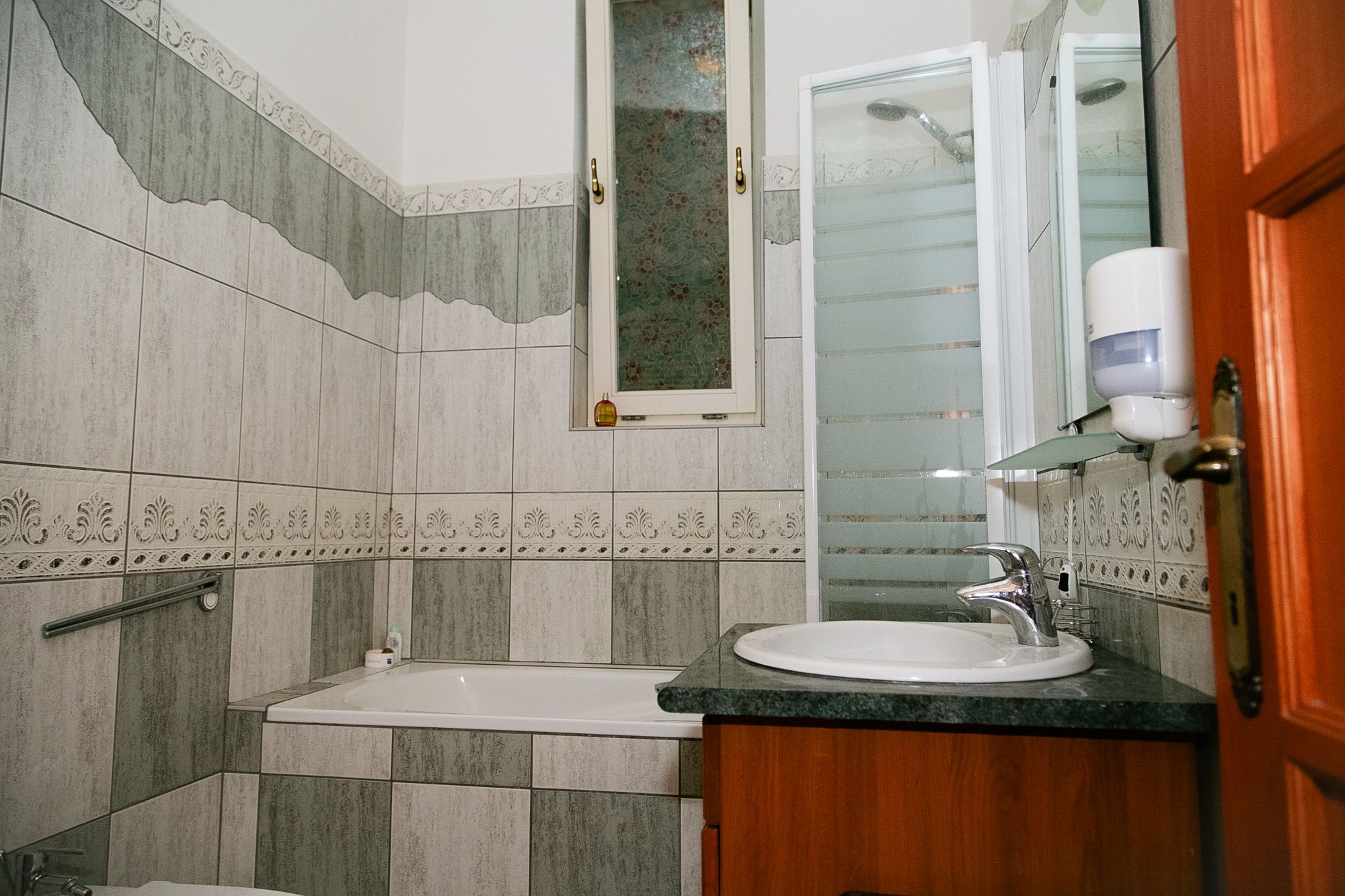 Nhà dành cho gia đình, 5 phòng ngủ | Phòng tắm | Bồn tắm và buồng tắm vòi sen riêng, máy sấy tóc, khăn tắm 