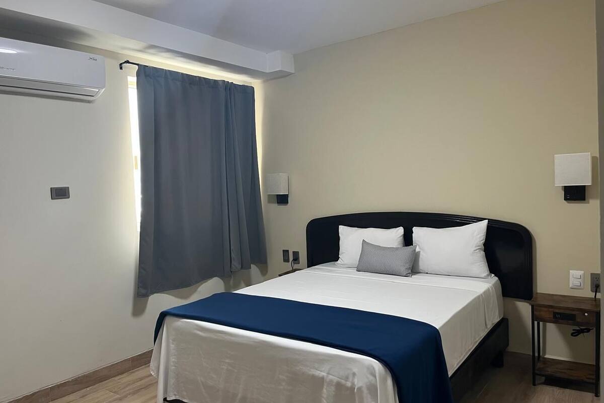 Quarto standard, 1 cama Queen, banheiro privativo | 1 quarto, escrivaninha, roupa de cama