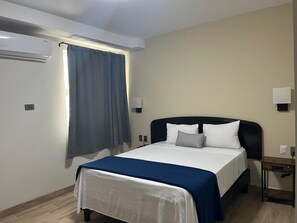 Standard Room, 1 Queen Bed, Private Bathroom | Bed sheets - Hotel Plaza del Arco (Monterrey)