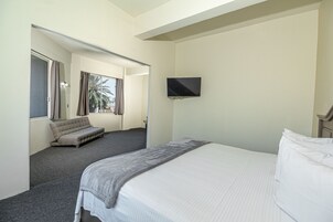 Habitación junior, 1 cama de matrimonio grande, baño privado | Ropa de cama