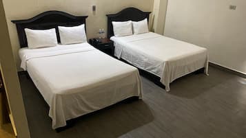 Escritorio y ropa de cama