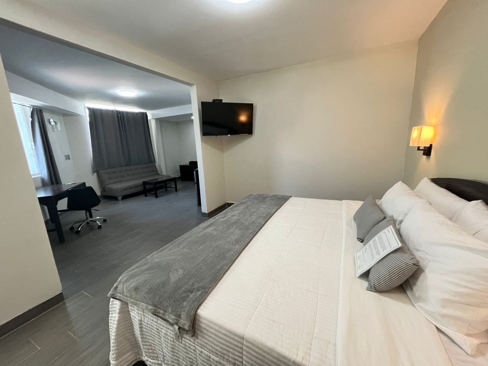 Chambre Junior, 1 très grand lit, salle de bains privée | Draps fournis