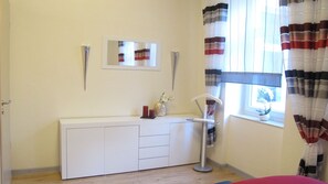 1 chambre, coffre-fort, fer et planche à repasser, lit de bébé portatif