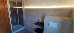 Douche, sèche-cheveux, serviettes fournies