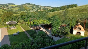 Un vignoble doté d’un belvédère, d’un espace de repos extérieur et d’un four en briques.