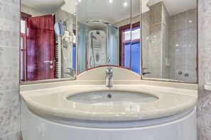 Shower, hair dryer, towels
