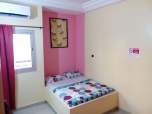 Desk, blackout curtains, free WiFi, bed sheets - Residence Abdou Diouf 2 (Dakar)