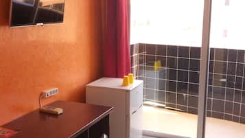 Escritorio, cortinas blackout, wifi gratis y ropa de cama
