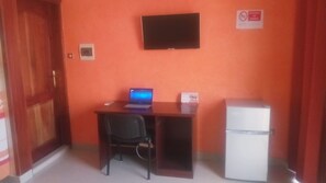Desk, blackout drapes, free WiFi, bed sheets - Residence Abdou Diouf 2 (Dakar)