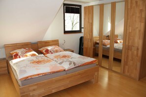 2 bedrooms, travel crib, WiFi, bed sheets