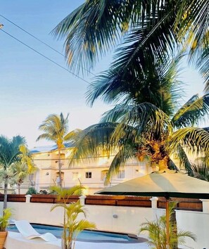 Outdoor pool - Beautiful vacation apartment on the long, fine sandy beach of Flic-en-Flac (flic-en-flac)