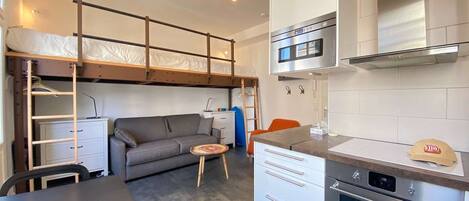 Een koelkast, een microgolfoven, een kookplaat, een vaatwasser