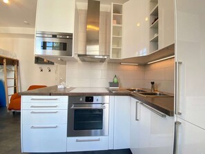 Kühlschrank, Mikrowelle, Herdplatte, Geschirrspüler