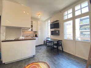 Kühlschrank, Mikrowelle, Herdplatte, Geschirrspüler