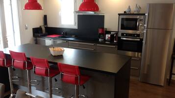 Réfrigérateur, micro-ondes, four, plaque de cuisson