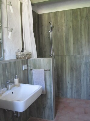 Shower, hair dryer, towels, soap - Feuerstelle- nostalgic style, with a lot of space  (Luhnstedt)