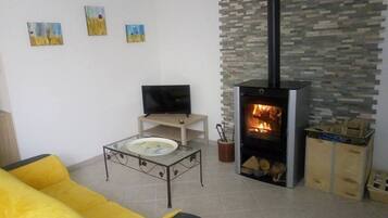 Televisie en een open haard