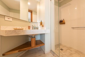 Een douche, gratis toiletartikelen, een haardroger, badjassen