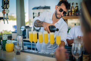 提供午餐、晚餐和早午餐