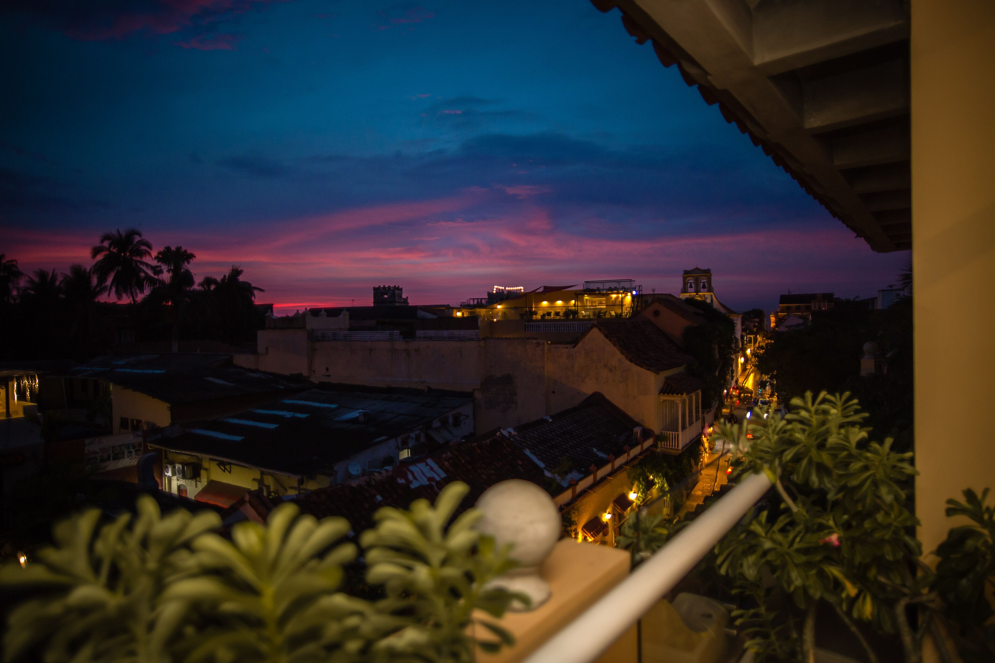 Une vue nocturne d’une ville, avec ses bâtiments et une tour imposante.