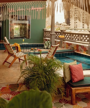 2 outdoor pools