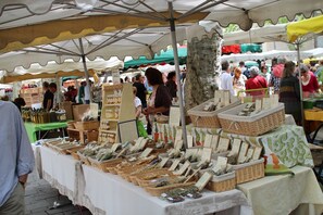Ein Marktstand mit Körben voller getrockneter Kräuter und Gewürze.